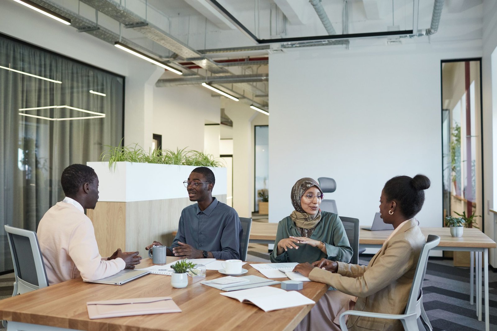 Équipe SENDING réunie autour d'une table de travail