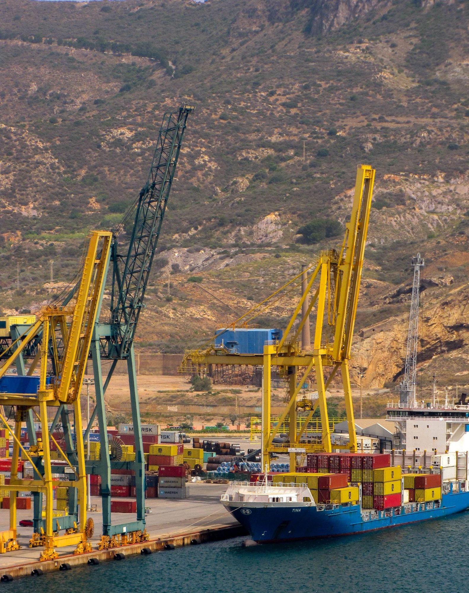 Portiques et navire porte-conteneurs à quai dans un port